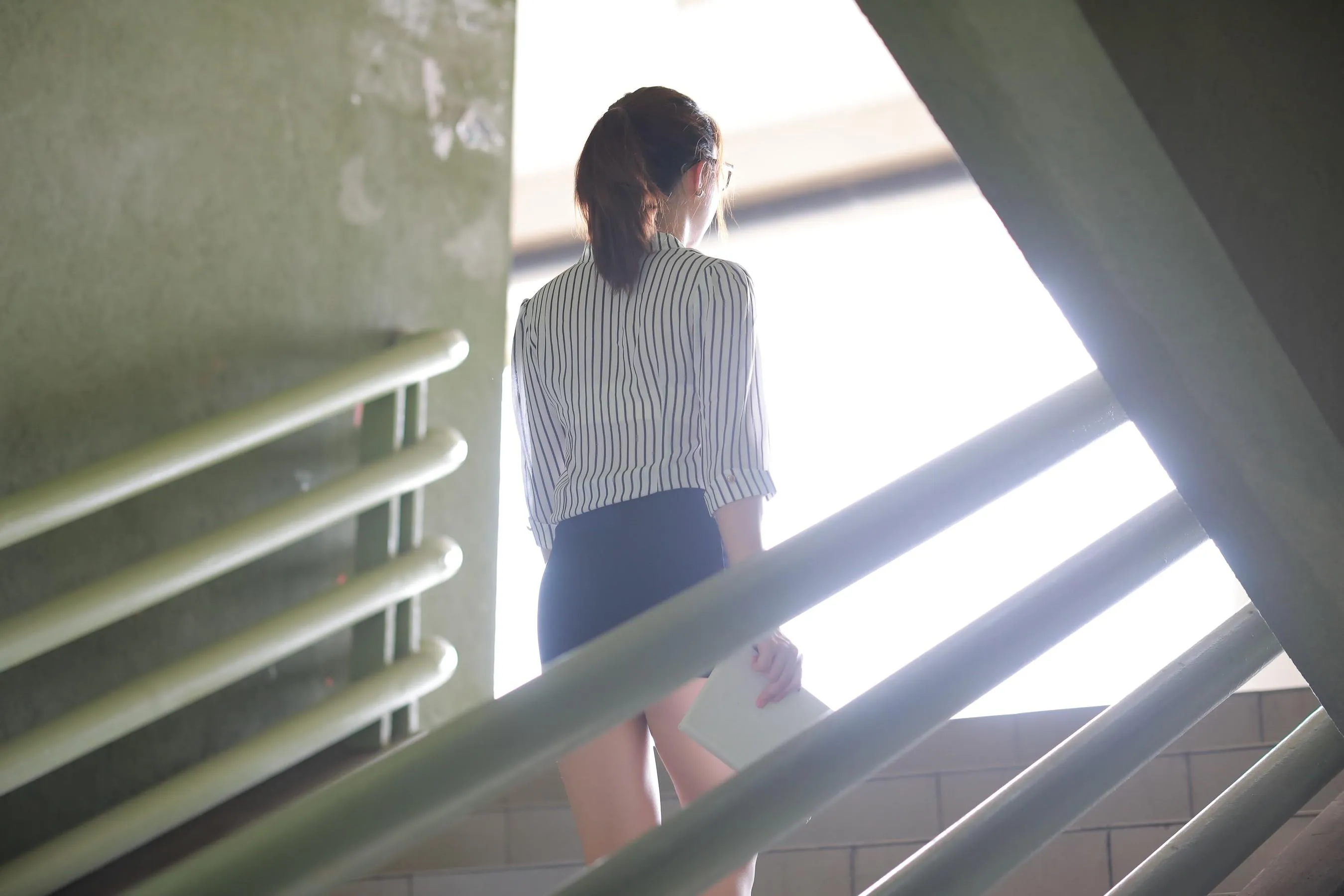 [魔镜街拍] NO.022 制服包臀裙小姐姐3 走廊 [174P]插图4